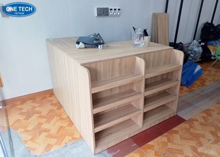 Bàn thu ngân gỗ 1m2 có kệ trước 